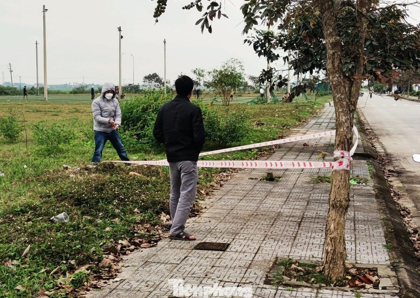 Nơi phát hiện vật giống bom nằm cạnh khu đô thị mới, ngay bên đường đi. Ảnh do người dân cung cấp