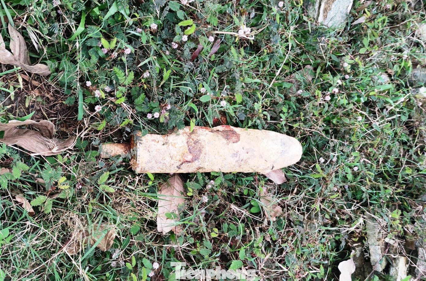 Người dân địa phương cho rằng, vật thể giống bom này vẫn còn ngòi nổ nên rất nguy hiểm. Ảnh do người dân cung cấp