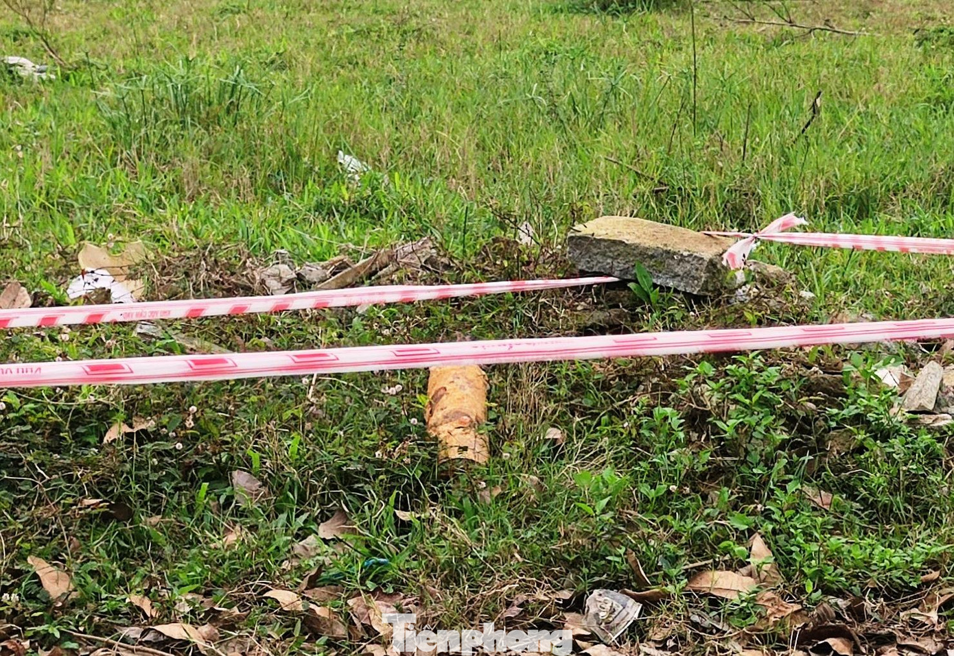 Lực lượng chức năng địa phương tạm thời rào chắn, khoanh vùng nguy hiểm tại nơi phát hiện vật giống bom đạn. Ảnh do người dân cung cấp