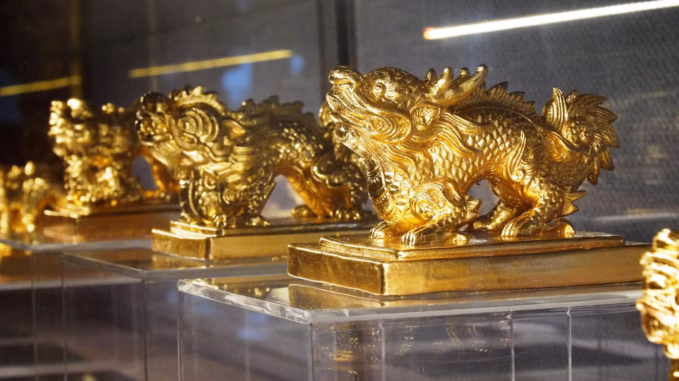 Theo Trung tâm BTDTCĐ Huế cho biết, kim bảo, ngọc tỷ là những báu vật của quốc gia. Trong 143 năm tồn tại, triều Nguyễn đã cho làm hơn 100 chiếc ấn đúc bằng vàng, bạc (kim bảo) hoặc chế tác từ ngọc quý (ngọc tỷ).