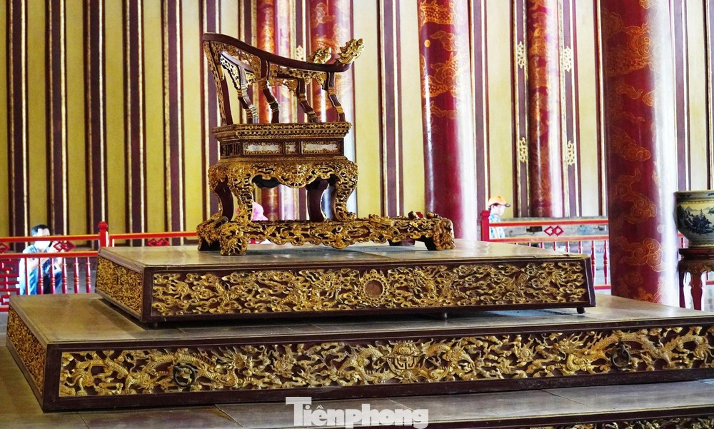 Ngai vua triều Nguyễn - bảo vật quốc gia trước thời điểm bị xâm hại. Ngai vua triều Nguyễn - bảo vật quốc gia trước thời điểm bị xâm hại.