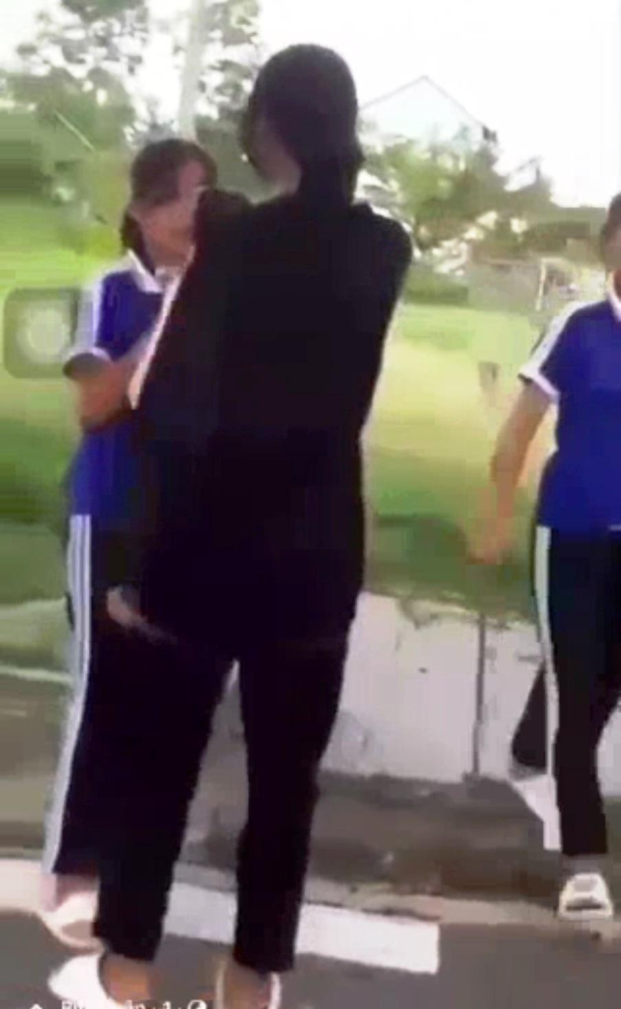 Sau khi bị đánh dẫn đến thương tích ở vùng đầu, nữ sinh L. (áo xanh bên trái) phải nhập viện để kiểm tra, thăm khám, điều trị vết thương. Ảnh cắt từ clip Sau khi bị đánh dẫn đến thương tích ở vùng đầu, nữ sinh L. (áo xanh bên trái) phải nhập viện để kiểm tra, thăm khám, điều trị vết thương. Ảnh cắt từ clip