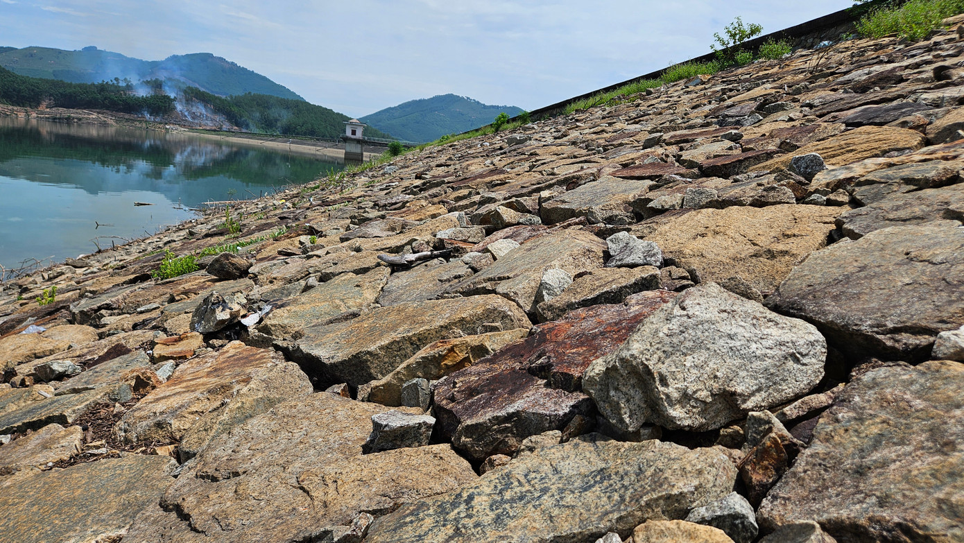 Theo thống kê mới nhất, trên địa bàn thành phố hiện có khoảng 12 công trình hồ đập do Công ty Quản lý và Khai thác công trình thủy lợi Huế trực tiếp quản lý cần được nâng cấp, sửa chữa, với tổng kinh phí ước tính khoảng 16,6 tỷ đồng, chủ yếu tập trung tại vùng A Lưới và Phú Lộc (cũ).