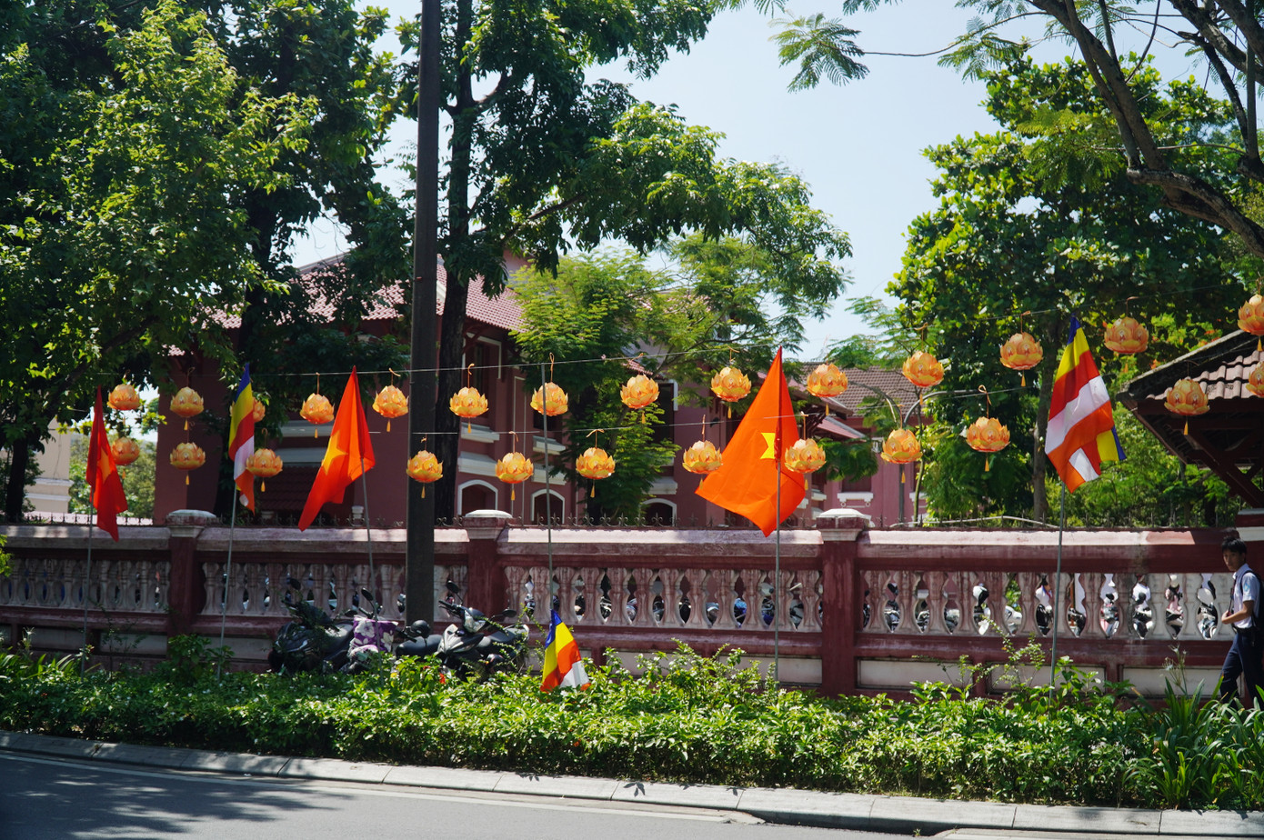 Những trang trí đậm màu lễ hội dọc theo đường Lê Lợi, ven sông Hương.