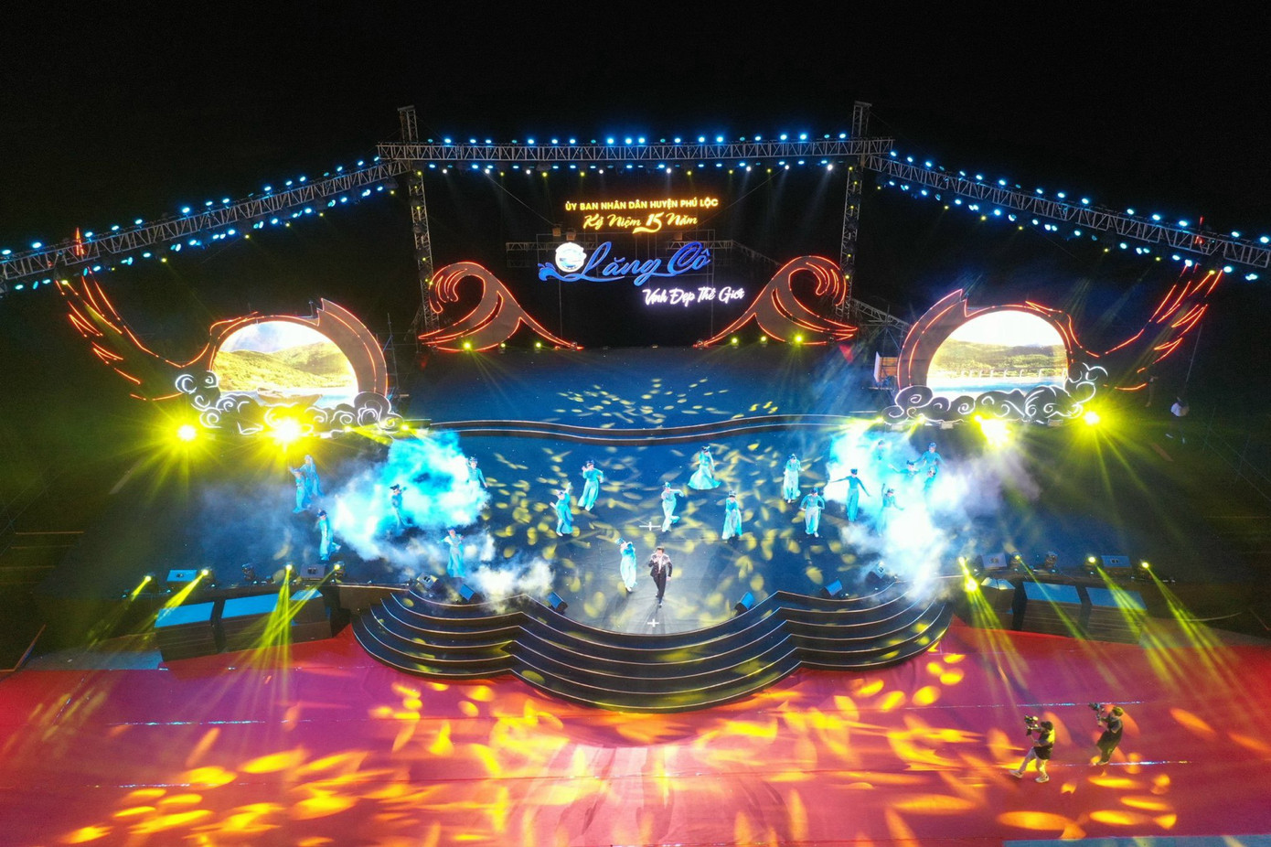 Biểu diễn nghệ thuật chào mừng kỷ niệm 15 năm vịnh đẹp Lăng Cô. Biểu diễn nghệ thuật chào mừng kỷ niệm 15 năm vịnh đẹp Lăng Cô.