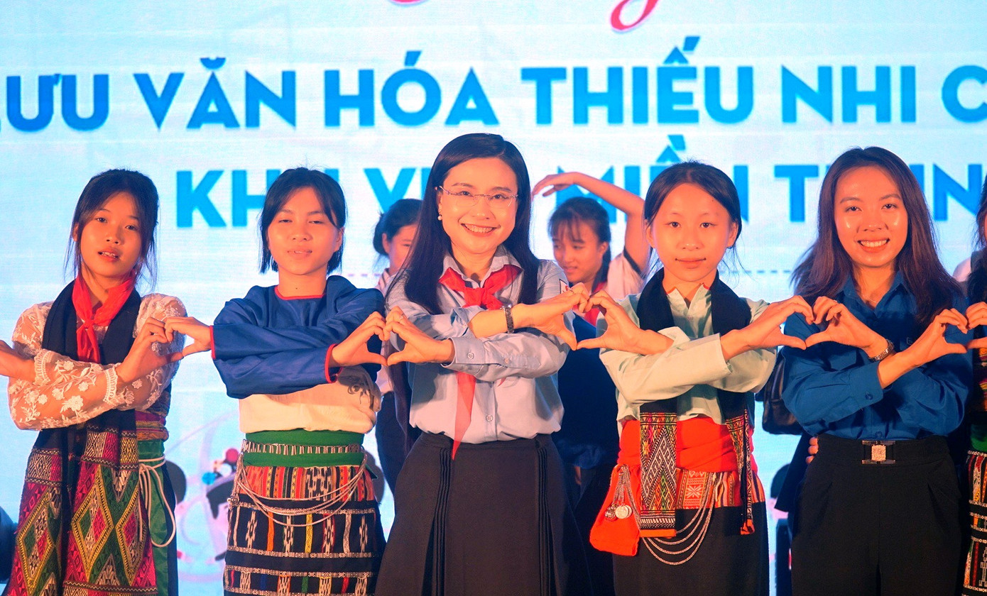 Chị Nguyễn Phạm Duy Trang chung vui cùng thiếu nhi các dân tộc khu vực miền Trung.