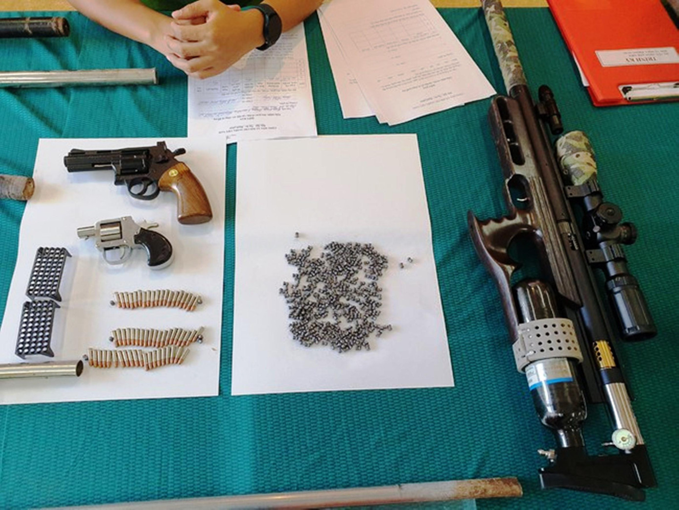 Công an tại TT-Huế thu hồi, vận động người dân giao nộp nhiều vũ khí, súng đạn. Ảnh CACC Công an tại TT-Huế thu hồi, vận động người dân giao nộp nhiều vũ khí, súng đạn. Ảnh CACC