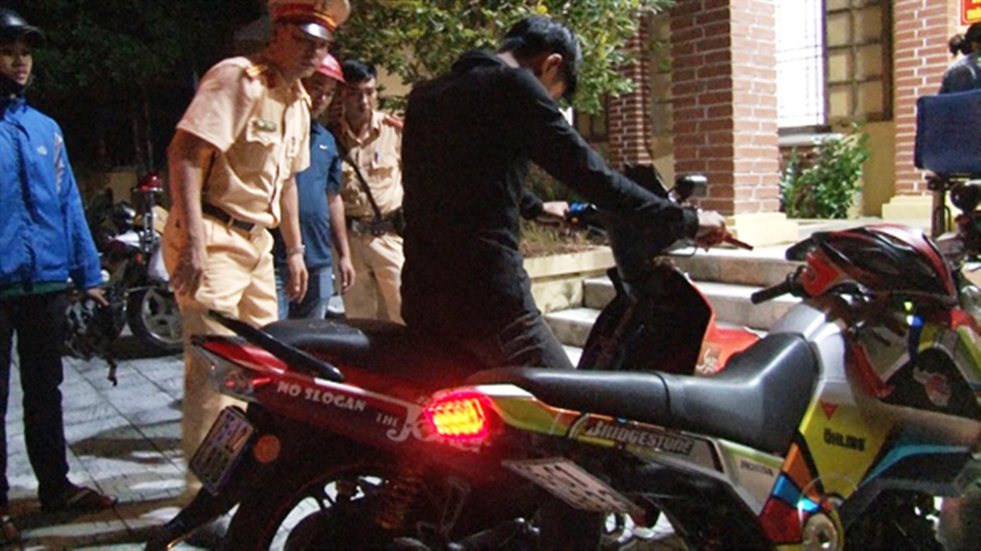 Lực lượng cảnh sát giao thông - trật tự tại Huế kiểm tra xử lý các "quái xế" về hành vi lạng lách, đánh võng. Ảnh CACC Lực lượng cảnh sát giao thông - trật tự tại Huế kiểm tra xử lý các "quái xế" về hành vi lạng lách, đánh võng. Ảnh CACC