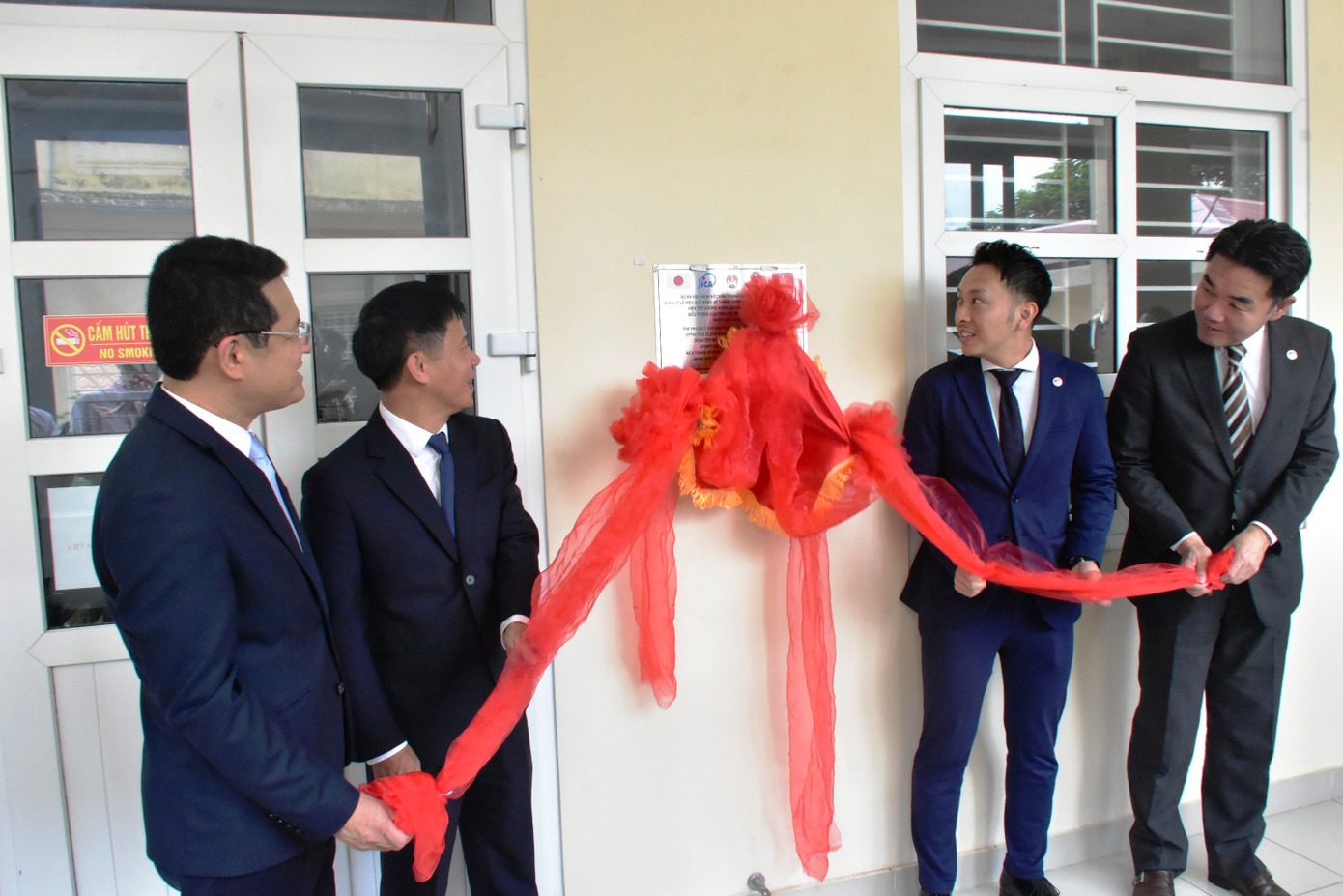 Thực hiện nghi thức cắt băng khánh thành dự án. Thực hiện nghi thức cắt băng khánh thành dự án.