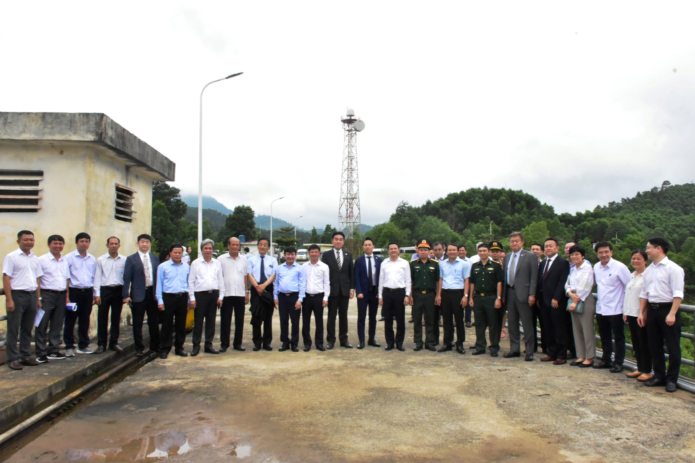 Các đại biểu chụp hình lưu niệm tại khu vực hồ đập triển khai dự án trên vùng thượng nguồn sông Hương. Các đại biểu chụp hình lưu niệm tại khu vực hồ đập triển khai dự án trên vùng thượng nguồn sông Hương.