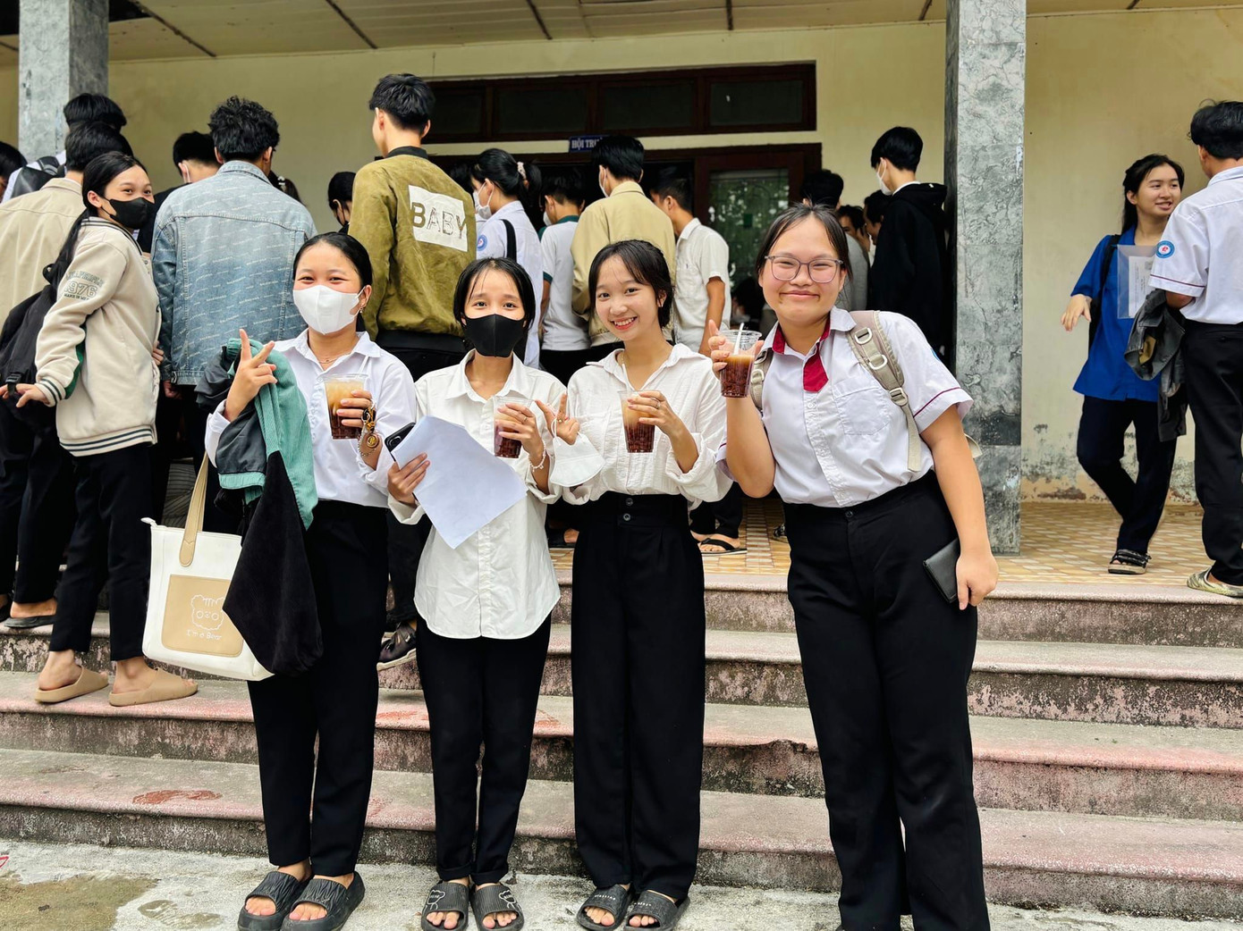 Chè đậu đỏ - "đặc sản" tiếp sức mùa thi đã được Trường THPT Phú Lộc duy trì qua 8 mùa thi tốt nghiệp THPT. Chè đậu đỏ - "đặc sản" tiếp sức mùa thi đã được Trường THPT Phú Lộc duy trì qua 8 mùa thi tốt nghiệp THPT.
