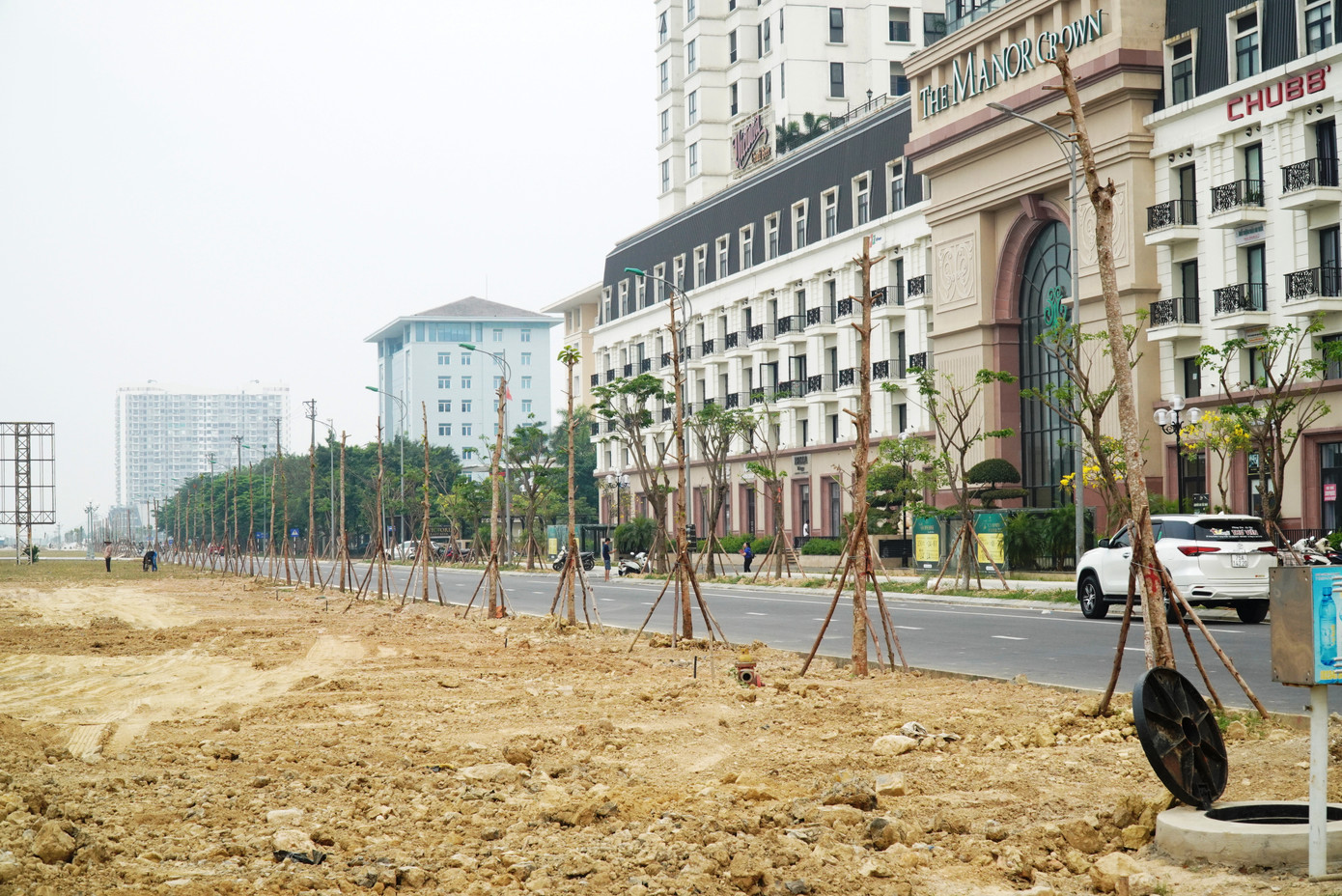 Dự án đô thị xanh Huế do Ban Quản lý dự án (QLDA) đô thị xanh Huế - Green City thuộc Sở Kế hoạch và Đầu tư tỉnh Thừa Thiên-Huế (TT-Huế), với tổng mức đầu tư hơn 1.000 tỷ đồng. Dự án khởi công từ năm 2021, với nhiều hạng mục xây dựng về giao thông đô thị, cầu đường, công viên, chỉnh trang đô thị, thoát nước, môi trường…, dự kiến kết thúc vào cuối tháng 6 năm nay. Dự án đô thị xanh Huế do Ban Quản lý dự án (QLDA) đô thị xanh Huế - Green City thuộc Sở Kế hoạch và Đầu tư tỉnh Thừa Thiên-Huế (TT-Huế), với tổng mức đầu tư hơn 1.000 tỷ đồng. Dự án khởi công từ năm 2021, với nhiều hạng mục xây dựng về giao thông đô thị, cầu đường, công viên, chỉnh trang đô thị, thoát nước, môi trường…, dự kiến kết thúc vào cuối tháng 6 năm nay.