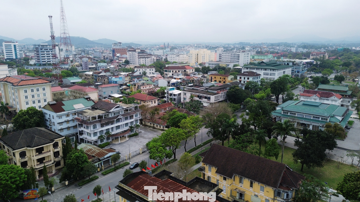 Từ tháng 4/2022, khi khu hành chính tập trung của tỉnh Thừa Thiên-Huế (nay là thành phố Huế) hoàn thành xây dựng, đưa vào sử dụng tại phường Xuân Phú (quận Thuận Hóa), hàng loạt các trụ sở cấp tỉnh cũ đã bị bỏ hoang, cửa đóng cài then, cỏ dại mọc um tùm, gây lãng phí tài nguyên đất đai ngay tại vị trí đắc địa nhất thành phố Huế, gần cầu Trường Tiền và cầu Phú Xuân, ven bờ nam sông Hương. Chính quyền thành phố Huế đã quy hoạch các khu đất này thành đất kinh doanh, thương mại, dịch vụ. Tuy nhiên, việc thu hút nhà đầu tư vào khu vực “đất vàng” này gặp những khó khăn, do vướng quy định về xử lý tài sản cố định trên đất, vốn là công sản.