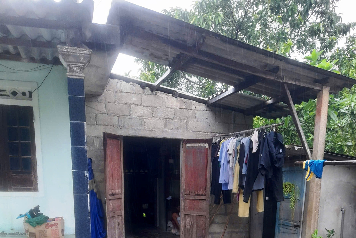 Nhà dân tại xã Phú Xuân bị gió lốc thổi bay mái.