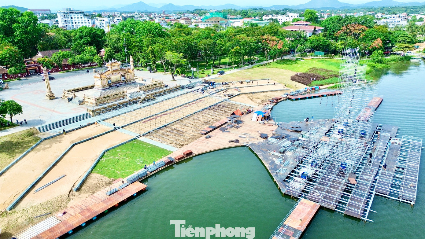 Theo ông Văn Viết Thành - Giám đốc Công ty CP Xây dựng Thủy lợi Thừa Thiên Huế, đơn vị hiện khẩn trương phối hợp với Trung tâm Bảo tồn Di tích Cố đô Huế thực hiện công tác chuẩn bị sân khấu đêm chung kết Hoa hậu Việt Nam 2024. Theo ông Văn Viết Thành - Giám đốc Công ty CP Xây dựng Thủy lợi Thừa Thiên Huế, đơn vị hiện khẩn trương phối hợp với Trung tâm Bảo tồn Di tích Cố đô Huế thực hiện công tác chuẩn bị sân khấu đêm chung kết Hoa hậu Việt Nam 2024.