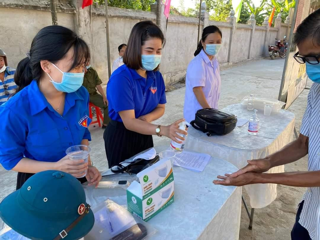 Đoàn viên, thanh niên TT-Huế còn tích cực tham gia hỗ trợ phục vụ bầu cử. Đó là những tình nguyện viên lo về hậu cần phòng, chống dịch tại nơi diễn ra bầu cử.