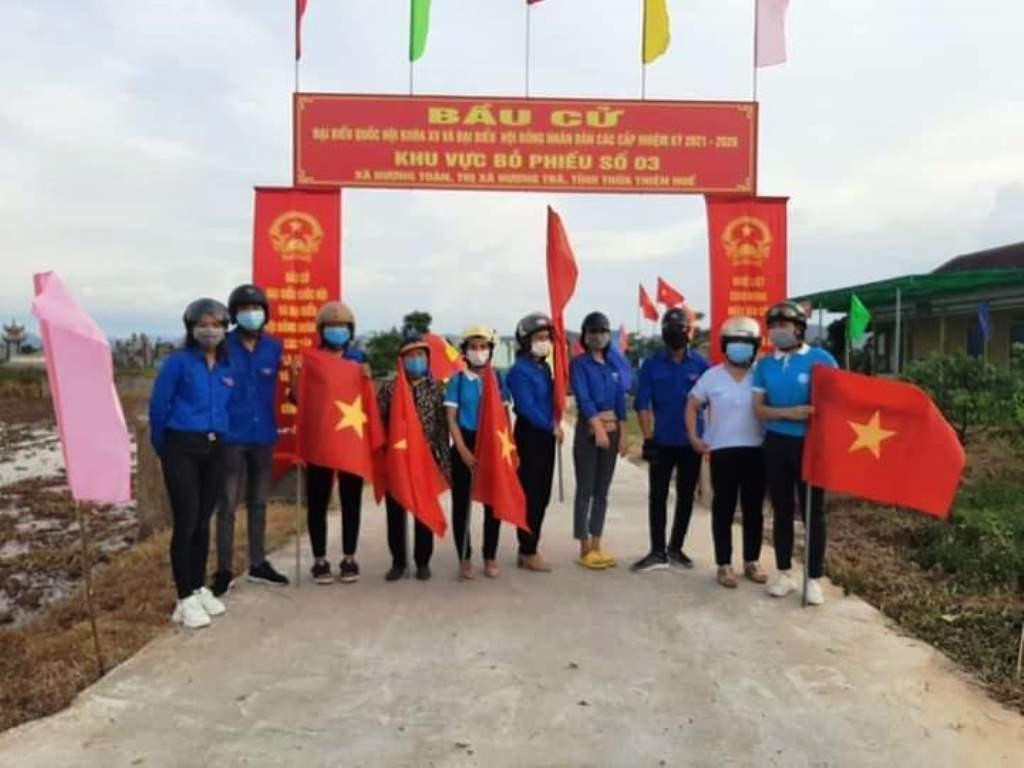 Màu áo xanh thanh niên tuyên truyền bầu cử đã trở nên quen thuộc với nhiều người dân trong toàn tỉnh.