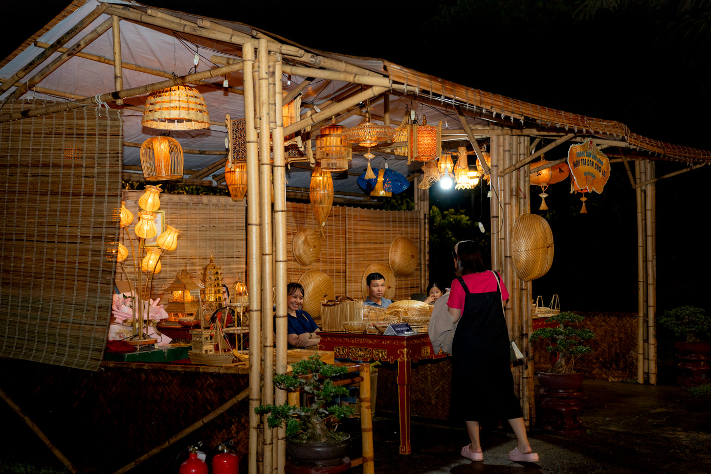 Đèn lồng và các sản phẩm thủ công mỹ nghệ từ mây tre đan làng nghề Bao La (huyện Quảng Điền, tỉnh TT-Huế). (Ảnh: Đình Hoàng)