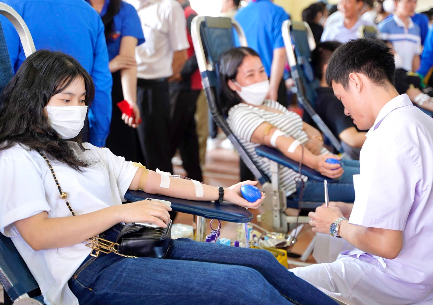 Những người trẻ tích cực hiến máu tình nguyện.