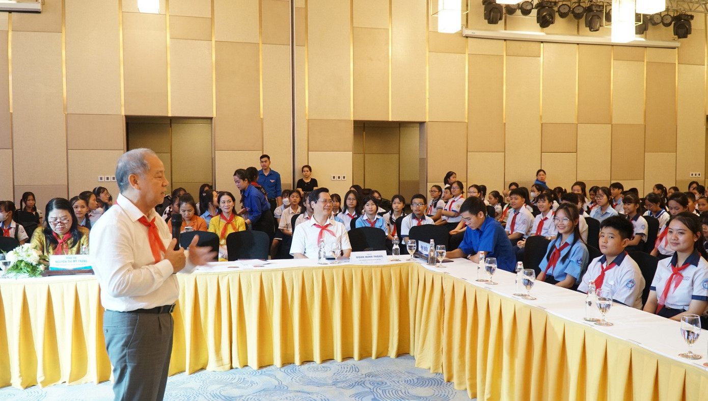 Phó Bí thư Thường trực Tỉnh ủy TT-Huế Phan Ngọc Thọ trò chuyện, lắng nghe tâm tư, ý kiến của các cháu thiếu nhi. Phó Bí thư Thường trực Tỉnh ủy TT-Huế Phan Ngọc Thọ trò chuyện, lắng nghe tâm tư, ý kiến của các cháu thiếu nhi.