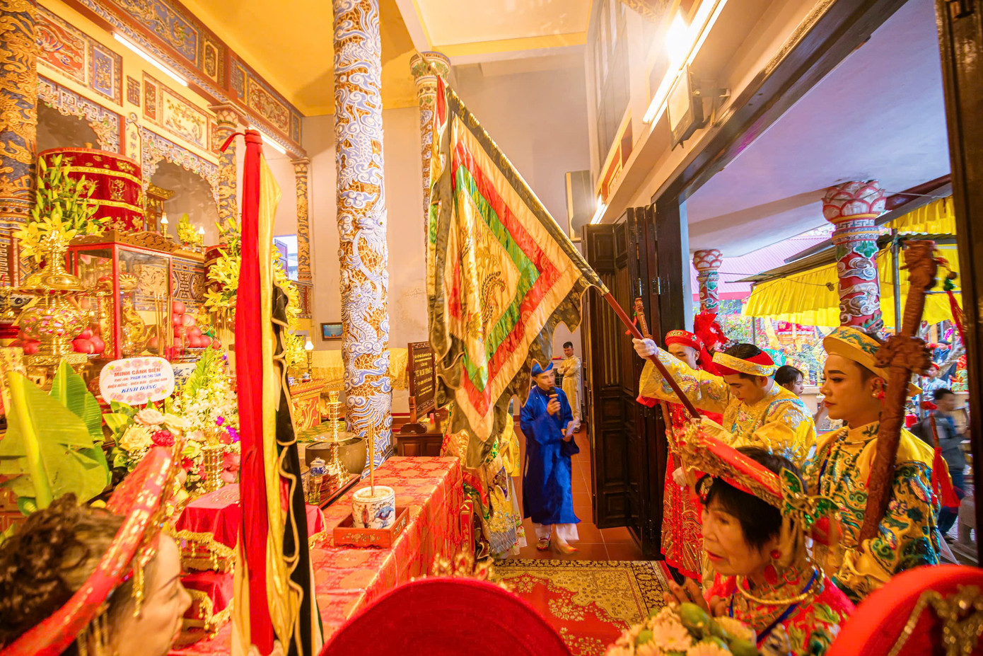 Lễ hội điện Huệ Nam (hay còn gọi là điện Hòn Chén) là một lễ hội mang đậm bản sắc văn hóa dân gian pha trộn với yếu tố cung đình Huế, được tổ chức tại điện Huệ Nam thuộc làng Hải Cát, phường Long Hồ (quận Phú Xuân, TP Huế). Ảnh: TTBTDTCĐ Huế