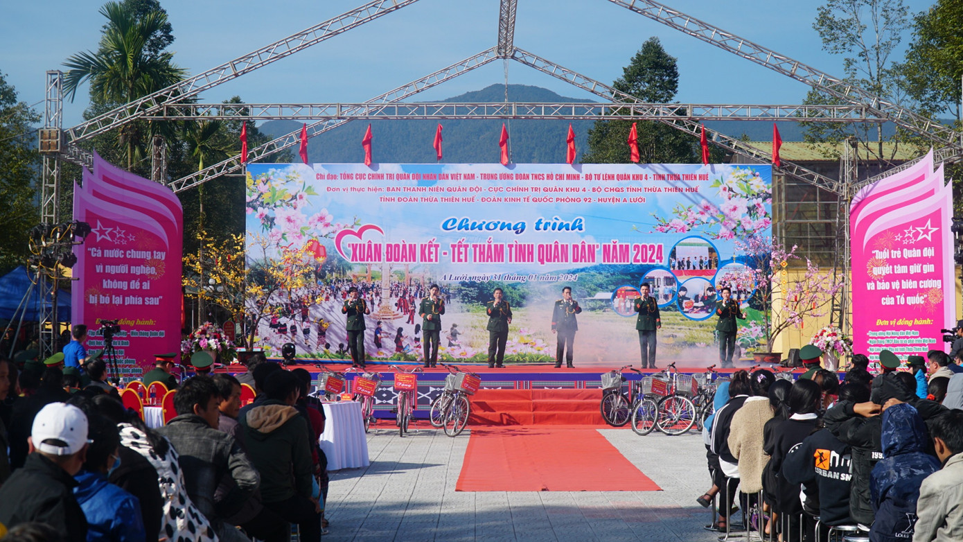 Chương trình với nhiều hoạt động thiết thực, ý nghĩa, thu hút nhiều người dân đồng bào dân tộc thiểu số tại A Lưới tham gia. Chương trình với nhiều hoạt động thiết thực, ý nghĩa, thu hút nhiều người dân đồng bào dân tộc thiểu số tại A Lưới tham gia.