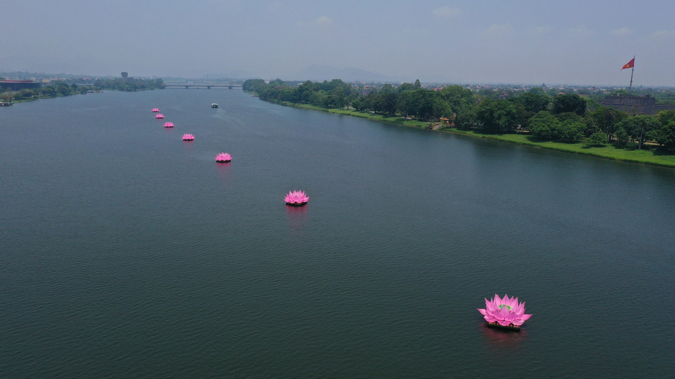 Sau khi hạ thủy tại vị trí đã định vị, các đóa sen được neo giữ cố định chính giữa dòng sông Hương, đoạn qua trung tâm TP. Huế nằm giữa cầu Phú Xuân và Dã Viên, với khoảng cách giữa hai đóa hoa sen là 20 m, cách đáy sông 6 m. Trên mỗi hoa sen có máy phát điện độc lập, bảo đảm nguồn sáng, an toàn và không ảnh hưởng đến giao thông đường thủy qua lại.