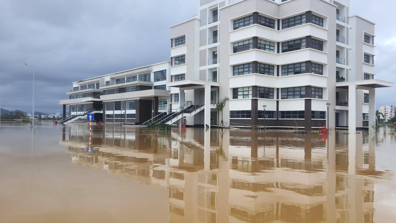 Khối trụ sở tại khu trung tâm hành chính mới của tỉnh TT-Huế bị lũ bao vây. Ảnh: N.V