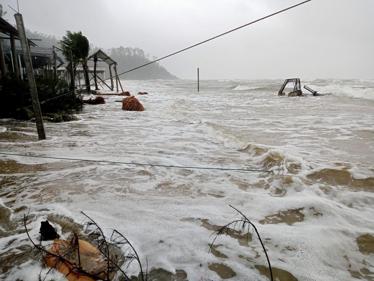 Triều cường dâng cao kết hợp sóng lớn đã phá hủy nhiều công trình ven biển xã Lộc Vĩnh, huyện Phú Lộc, tỉnh TT-Huế.
