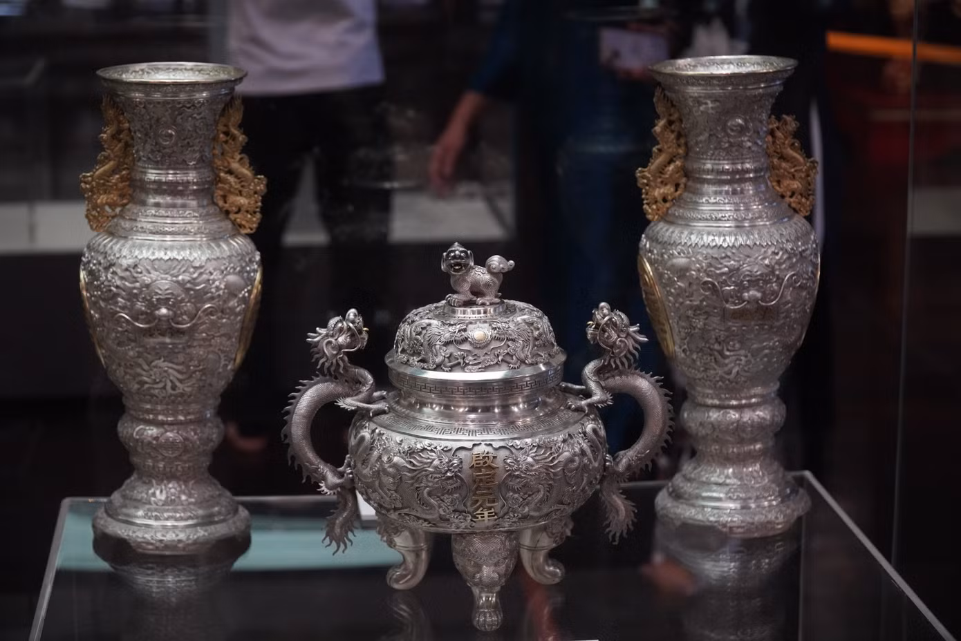 Đỉnh và bình bạc. Đỉnh và bình bạc.