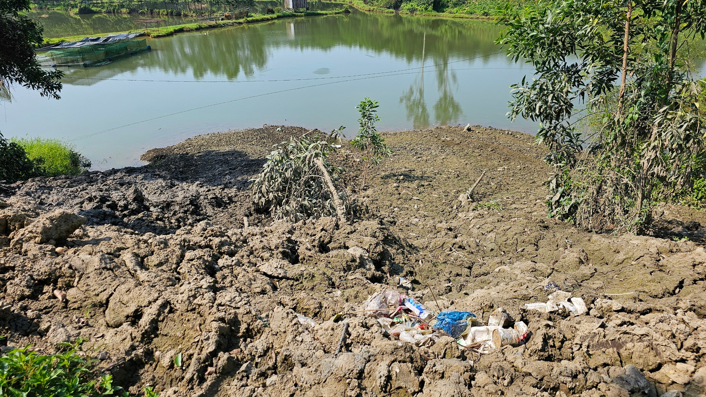Bùn thải hói Phát Lát được đổ xuống vùng ao hồ xã Thủy Bằng.