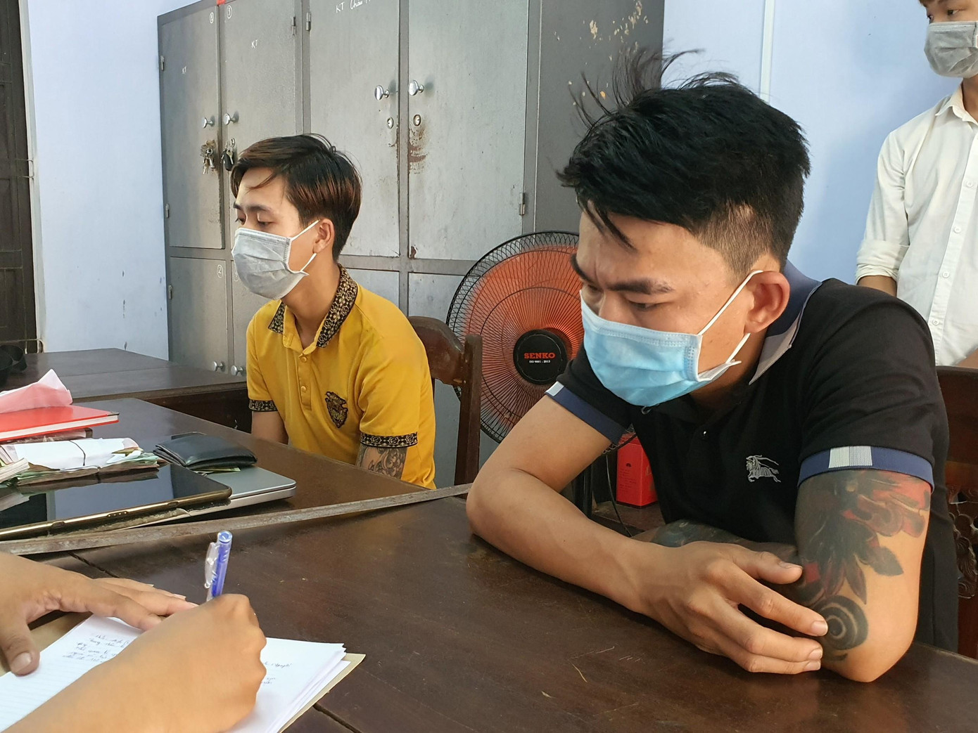 Công an lấy lời khai đối tượng cầm đầu Nguyễn Trung Hiếu (bìa phải)