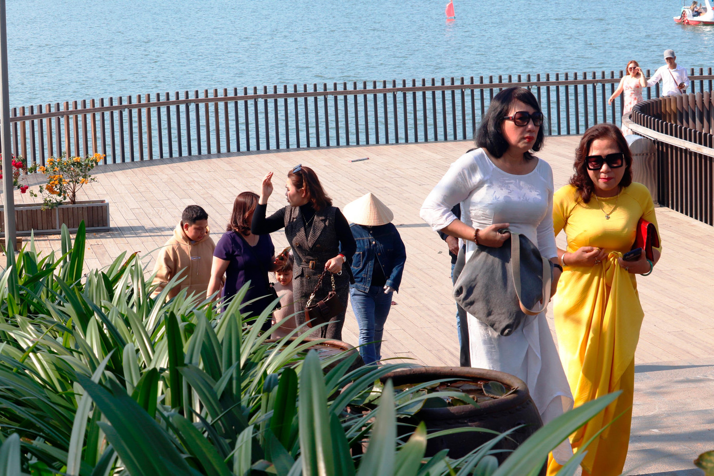 Tham quan cầu gỗ lim ven sông Hương chiều mùng 7 Tết