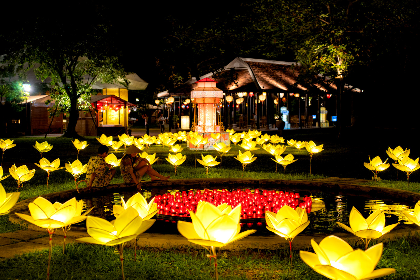 Hội đèn lồng diễn ra trong không gian cổ kính của Đại nội Huế giúp du khách tham quan có cơ hội tìm hiểu về nghề làm đèn lồng truyền thống của người dân vùng đất Cố đô và các địa phương. (Ảnh: Đình Hoàng)