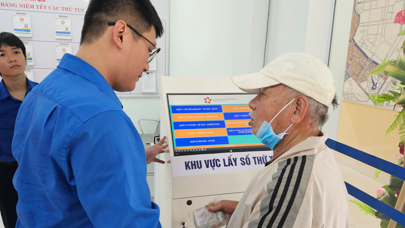 Đoàn viên, thanh niên phường An Cựu tích cực hỗ trợ người dân làm quen với quy trình mới về giao dịch hành chính.