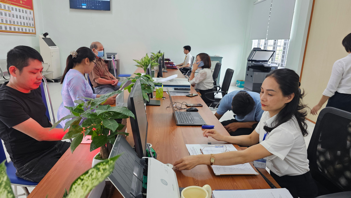 Người dân đến giao dịch hành chính tại Trung tâm Phục vụ Hành chính công phường An Cựu, Huế.