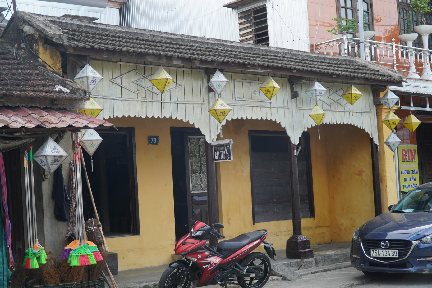 Theo Bí thư Thành ủy Huế Phan Thiên Định, phố cổ Bao Vinh có tiềm năng rất lớn về phát triển du lịch. Tuy nhiên, để khai thác tốt tiềm năng đó và lưu giữ được các giá trị văn hóa, lịch sử vốn có nơi đây, cần có sự vào cuộc quyết liệt của các cấp chính quyền, cơ quan chức năng, sự đồng thuận của người dân. Ảnh: Ngọc Văn.