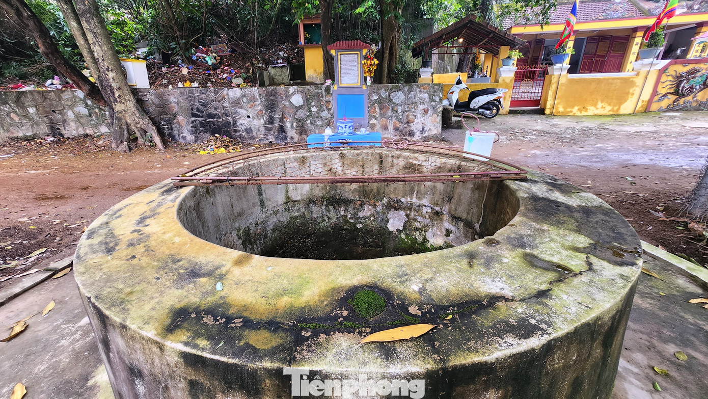 Đáy giếng có đá như hàm rồng, nước trong đá tuôn ra mát lạnh, có vị ngọt nên ngạn ngữ có câu: “Giếng Hàm Long trong lại ngọt. Anh thương em rày có Bụt chứng tri”. Theo Đại Nam nhất thống chí: “Buổi đầu khai quốc, các quan lại triều đình thường lấy nước giếng này để vua dùng nên có tên là giếng Cấm”. Đáy giếng có đá như hàm rồng, nước trong đá tuôn ra mát lạnh, có vị ngọt nên ngạn ngữ có câu: “Giếng Hàm Long trong lại ngọt. Anh thương em rày có Bụt chứng tri”. Theo Đại Nam nhất thống chí: “Buổi đầu khai quốc, các quan lại triều đình thường lấy nước giếng này để vua dùng nên có tên là giếng Cấm”.