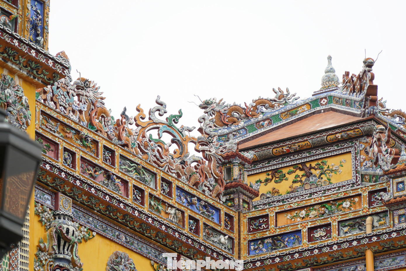 Điện Kiến Trung được tô điểm bởi các chi tiết trang trí hoa văn, họa tiết, con giống mang đậm bản sắc của họa tiết Cung đình Huế, tạo nên xu hướng thẩm mỹ đặc trưng. Đây chính là phong cách kiến trúc Đông Dương do người Việt sáng tạo. Điện Kiến Trung được tô điểm bởi các chi tiết trang trí hoa văn, họa tiết, con giống mang đậm bản sắc của họa tiết Cung đình Huế, tạo nên xu hướng thẩm mỹ đặc trưng. Đây chính là phong cách kiến trúc Đông Dương do người Việt sáng tạo.