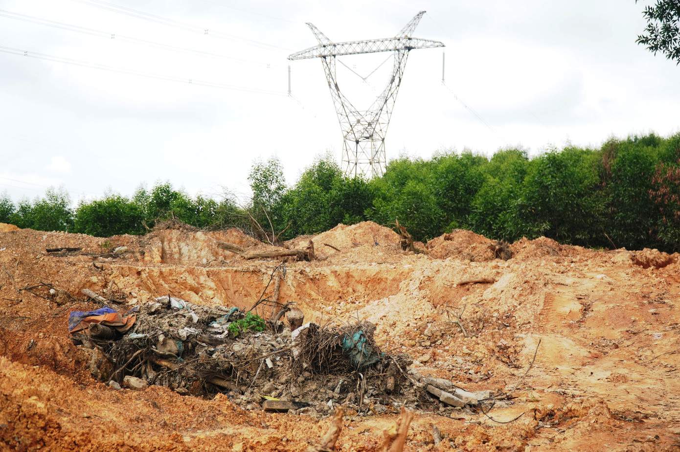 Trước đó, tình trạng khai thác đất đồi trái phép làm vật liệu san lấp xảy ra trong thời gian dài tại vùng đồi núi xã Lộc Bổn, dọc tuyến tỉnh lộ 15 (Thủy Phù - Phú Sơn) đã được người dân từng phản ánh đến cơ quan chức năng. Tuy nhiên, vấn nạn này không được chính quyền địa phương, lực lượng chức năng can thiệp, xử lý kịp thời, dứt điểm. Trước đó, tình trạng khai thác đất đồi trái phép làm vật liệu san lấp xảy ra trong thời gian dài tại vùng đồi núi xã Lộc Bổn, dọc tuyến tỉnh lộ 15 (Thủy Phù - Phú Sơn) đã được người dân từng phản ánh đến cơ quan chức năng. Tuy nhiên, vấn nạn này không được chính quyền địa phương, lực lượng chức năng can thiệp, xử lý kịp thời, dứt điểm.
