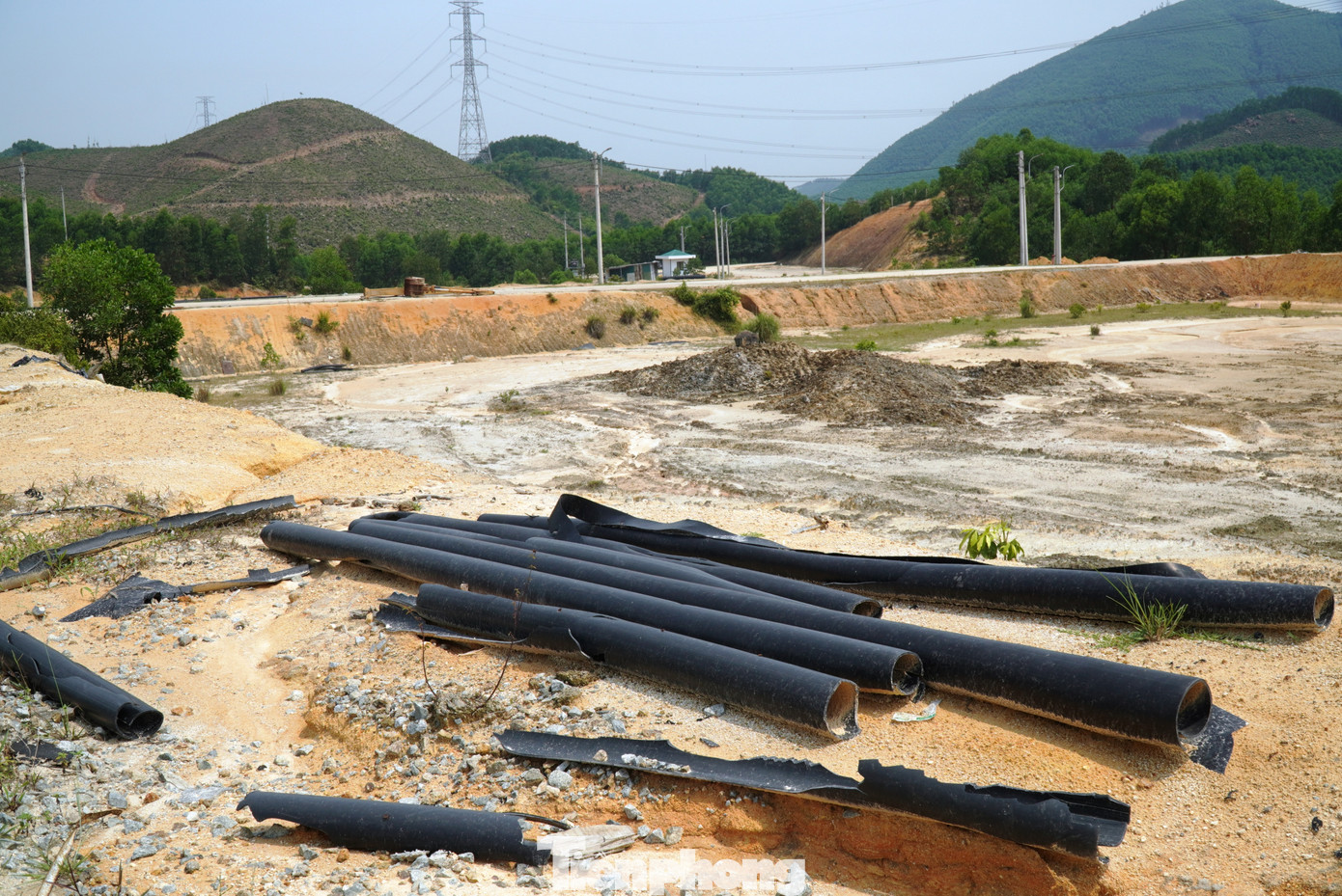 Tuy nhiên, do các nhà thầu là Công ty TNHH Tân Bảo Thành và Công ty CP Đầu tư Xây dựng và Thương mại Thiên Phát Thịnh (Công ty Thiên Phát Thịnh) triển khai chậm tiến độ, nên dự án được gia hạn tiếp tục thực hiện đến 31/12/2023. Từ lần gia hạn này, đến nay, công trình vẫn chưa hoàn thành và rơi vào tình trạng “đắp chiếu”, án binh bất động.