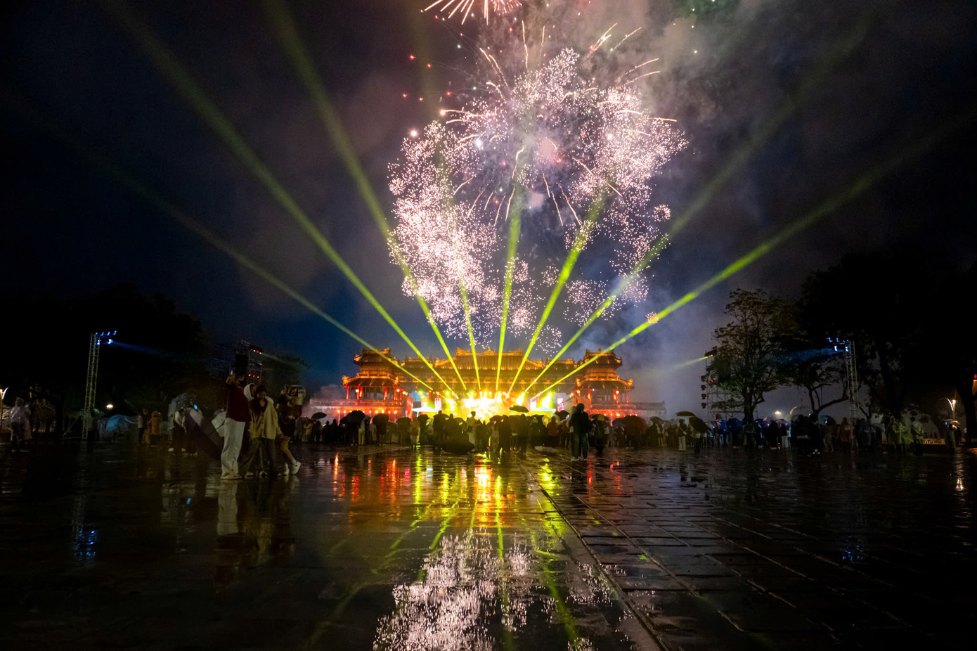 Bên cạnh nhiều chương trình vui Tết tại khu di sản Huế, các hoạt động văn hóa, thể thao được tổ chức ở hai quận Phú Xuân, Thuận Hóa và các huyện, thị xã của thành phố Huế trong dịp mừng Đảng, mừng Xuân 2025, với không khí đoàn kết, vui tươi, phấn khởi, an toàn cũng là điểm đến hấp dẫn du khách, người dân trong năm mới Ất Tỵ này. Bên cạnh nhiều chương trình vui Tết tại khu di sản Huế, các hoạt động văn hóa, thể thao được tổ chức ở hai quận Phú Xuân, Thuận Hóa và các huyện, thị xã của thành phố Huế trong dịp mừng Đảng, mừng Xuân 2025, với không khí đoàn kết, vui tươi, phấn khởi, an toàn cũng là điểm đến hấp dẫn du khách, người dân trong năm mới Ất Tỵ này.