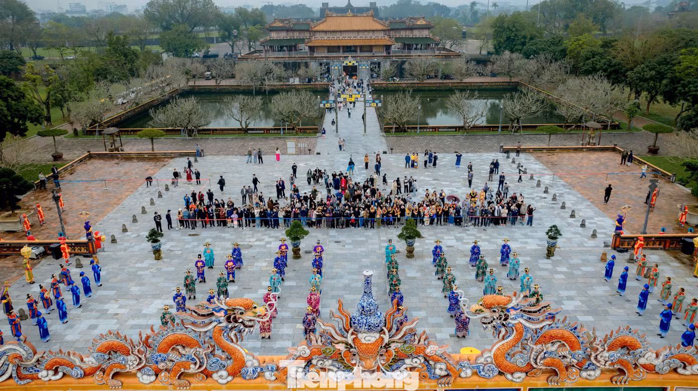 Ông Nguyễn Phước Hải Trung - Phó Giám đốc Trung tâm Bảo tồn di tích cố đô Huế - cho biết, trung tâm đã nghiên cứu và tái hiện lễ Nguyên đán trên dựa trên những tư liệu trong Đại Nam Thực lục, Khâm định Đại Nam hội điển sự lệ...