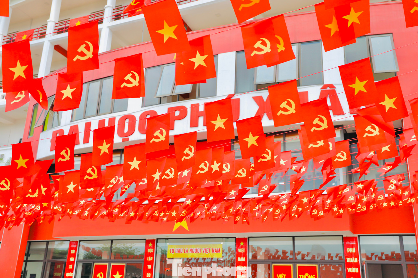 Chung cảm xúc, chị Ngô Thu Hương - cán bộ công đoàn TP Huế - khẳng định: “Chúng tôi đến đây không chỉ để chụp hình, mà nhằm khắc ghi một thông điệp… Đó là lòng yêu nước không chỉ tồn tại trong chiến tranh, mà cần được gìn giữ trong từng hành động nhỏ của thời bình. Biển cờ này là một lớp học về đạo lý “uống nước nhớ nguồn”. Chung cảm xúc, chị Ngô Thu Hương - cán bộ công đoàn TP Huế - khẳng định: “Chúng tôi đến đây không chỉ để chụp hình, mà nhằm khắc ghi một thông điệp… Đó là lòng yêu nước không chỉ tồn tại trong chiến tranh, mà cần được gìn giữ trong từng hành động nhỏ của thời bình. Biển cờ này là một lớp học về đạo lý “uống nước nhớ nguồn”.