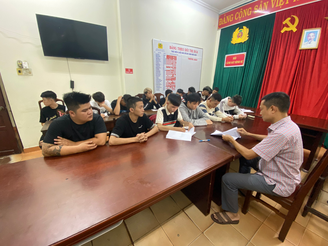 Công an lấy lời khai nhóm đối tượng côn đồ. Ảnh: CACC