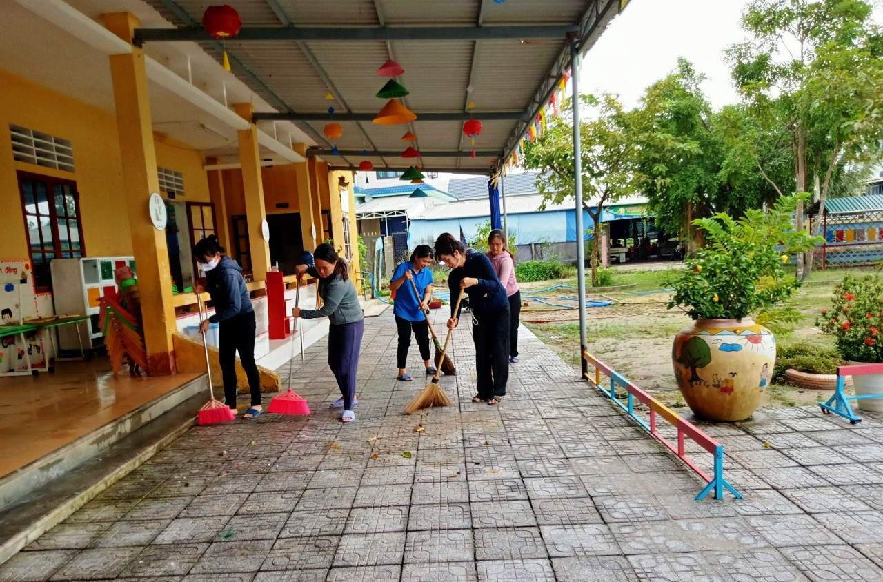 Các cô giáo mầm non quét dọn các phòng ốc để đón học sinh trở lại.