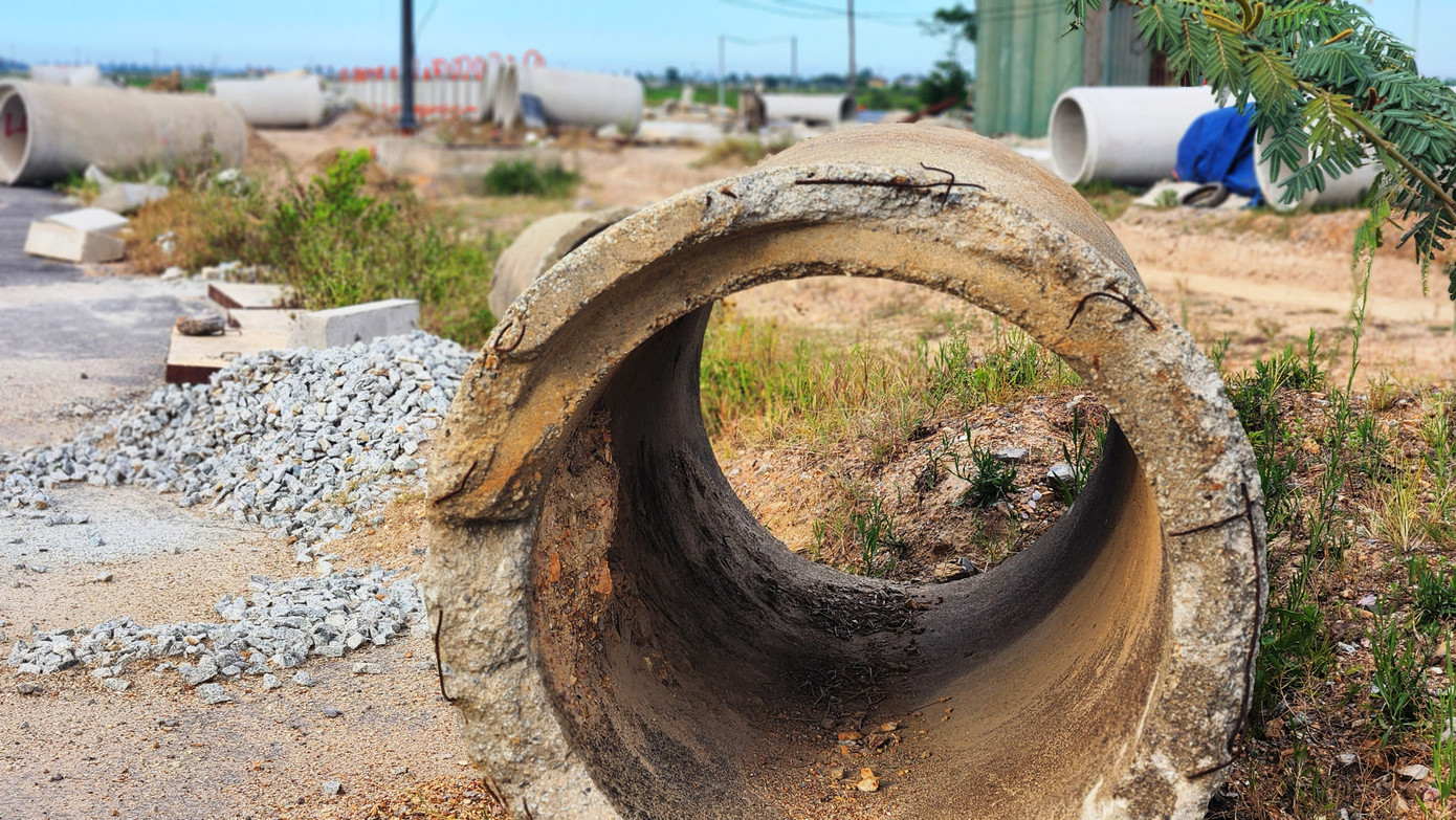 Đem thực tế hiện trường xây dựng đường Chợ Mai - Tân Mỹ phản ánh với ông Hà Xuân Hậu - Giám đốc Ban Quản lý dự án Đầu tư xây dựng và Phát triển Đô thị tỉnh TT-Huế, đại diện chủ đầu tư dự án, vào chiều 11/7, vị này cho biết, chủ đầu tư vừa tiến hành xử phạt tiến độ thực hiện đối với hai nhà thầu; luôn chỉ đạo quyết liệt về hoạt động thi công, nhằm bảo đảm tiến độ về đích vào ngày 30/7 tới.