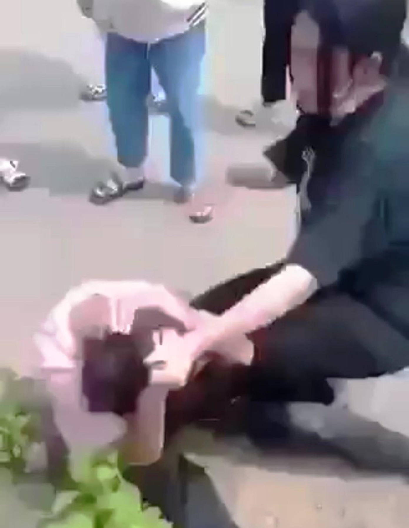 Hình ảnh nữ sinh THCS tại TT-Huế bị chặn đánh giữa đường được cắt từ clip