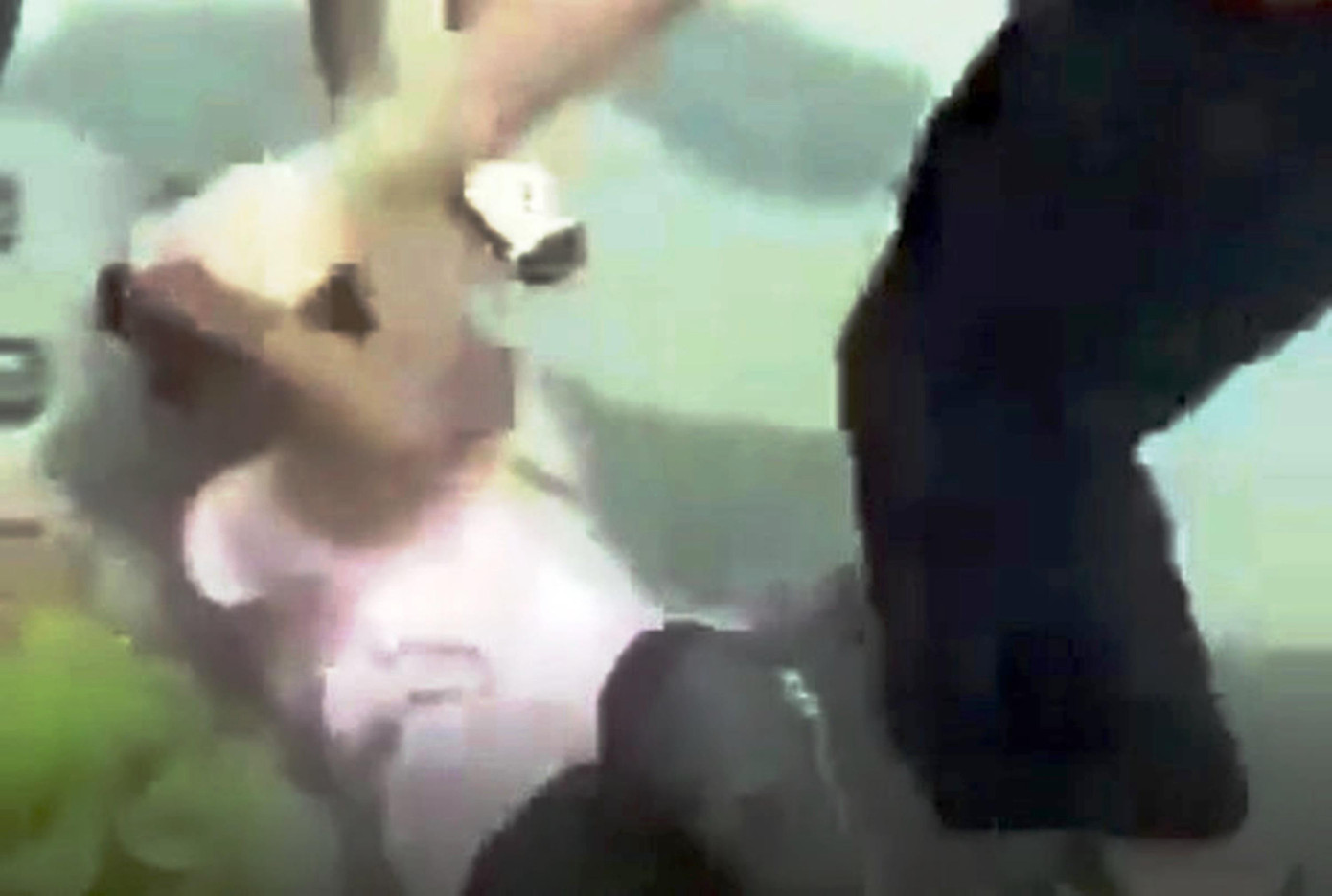 Trong thời gian ngắn, tại TT-Huế liên tiếp xảy ra nhiều vụ học sinh hành hung bạn. Ảnh cắt từ clip