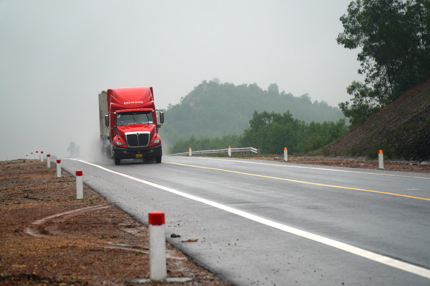 Ngoài ra, Ban Quản lý Dự án đường Hồ Chí Minh chủ trì, phối hợp với các đơn vị liên quan trình Bộ GTVT phê duyệt phương án tổ chức giao thông chính thức của dự án.